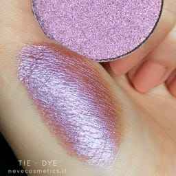 Single Eyeshadow Shades of color from pink to red to purple