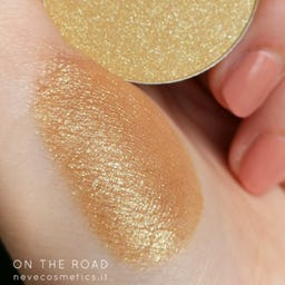 Single Eyeshadow Shades of color from white to beige to gold
