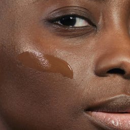 MÁDARA SKINONYM Semi-Matte Peptide Foundation