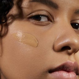 MÁDARA SKINONYM Semi-Matte Peptide Foundation