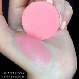 Neve Cosmetics Blush in cialda - Emoticon