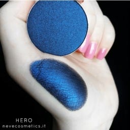 Neve Cosmetics Single Eyeshadow Shades of color blue - Hero