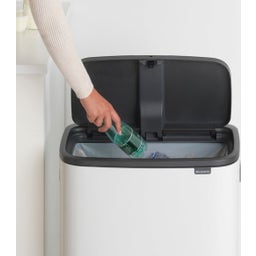 Bo Touch Bin 60 L mit 1 Kunststoffeinsatz - White