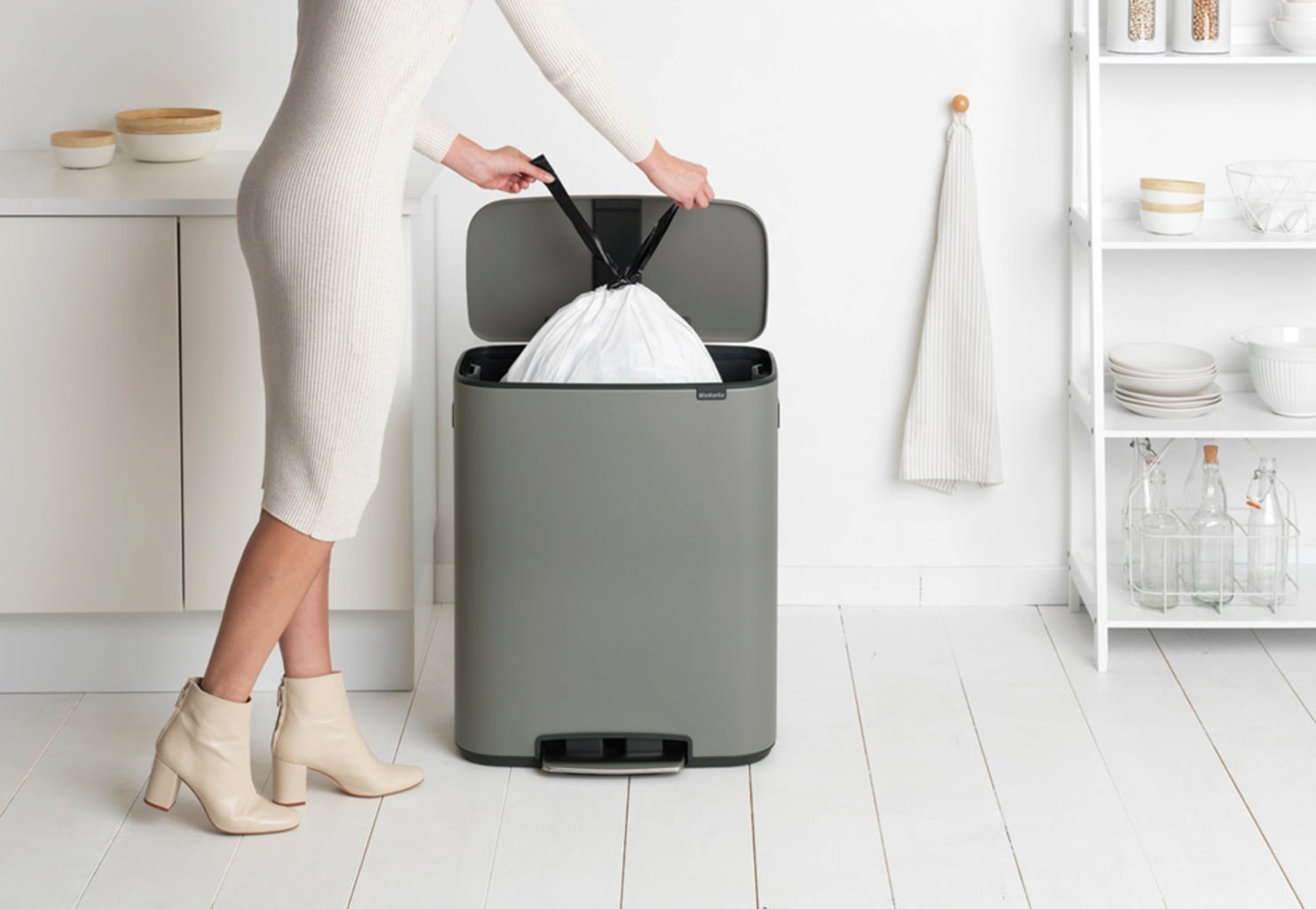 Bo Treteimer mit Kunststoffeinsatz, 60 Liter - Mineral Concrete Grey