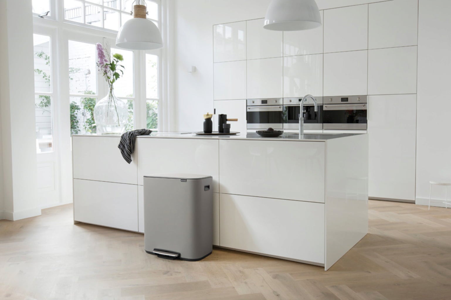 Bo Treteimer mit Kunststoffeinsatz, 60 Liter - Mineral Concrete Grey